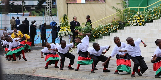 pope celebrattes mass in nairobi